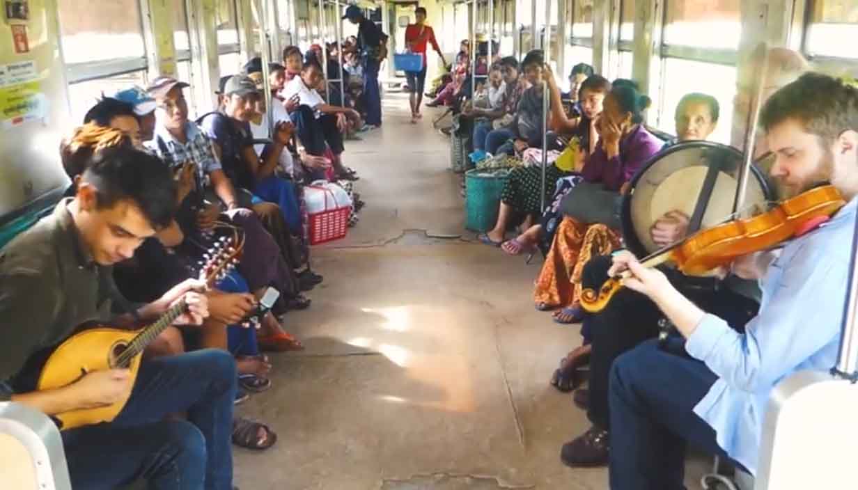 ရန္ကုန္ၿမိဳ႕ပတ္ရထားေပၚမွ အိုင္းရစ္ခ်္ ေက်းလက္ေတးဂီတအဖြဲ႔ ေဖ်ာ္ေျဖပြဲ (႐ုပ္သံ)