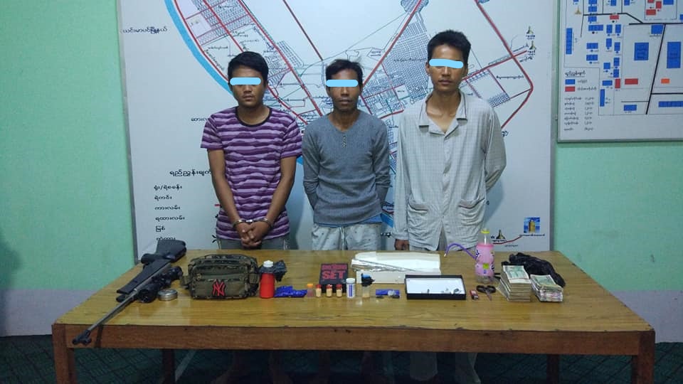 မံုရြာၿမိဳ႕တြင္ ေလေသနတ္ႏွင့္ မူးယစ္ေဆးဝါးမ်ား ဖမ္းဆီးရမိ