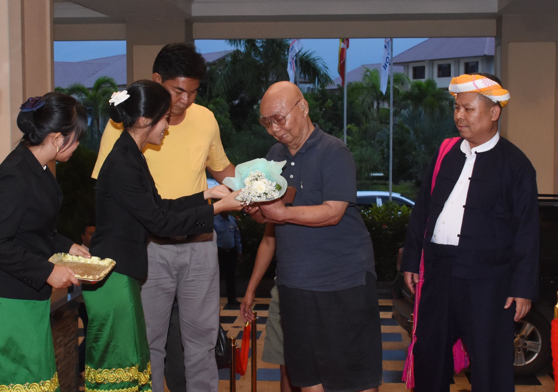 သုံးပြင့္ဆုိင္ ထိပ္သီးေဆြးေႏြးပြဲတက္ရန္ အပစ္ရပ္အဖြဲ႔မ်ား ေနျပည္ေတာ္ေရာက္ရွိ