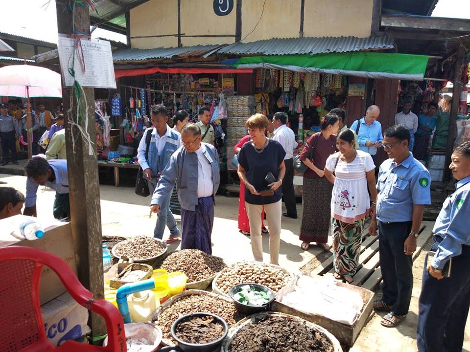ကုလအထူးကုိယ္စားလွယ္ ဘူးသီးေတာင္၊ ေမာင္ေတာေဒသခံမ်ားႏွင့္ ေတြ႔ဆံု