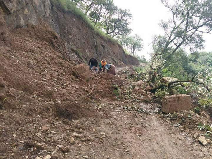 ခ်င္းေတာင္တြင္ မိုးရြာသြန္းမႈေၾကာင့္ ကုန္တင္ကားမ်ားလမ္းေခ်ာ္၊ လမ္းပိတ္ေန