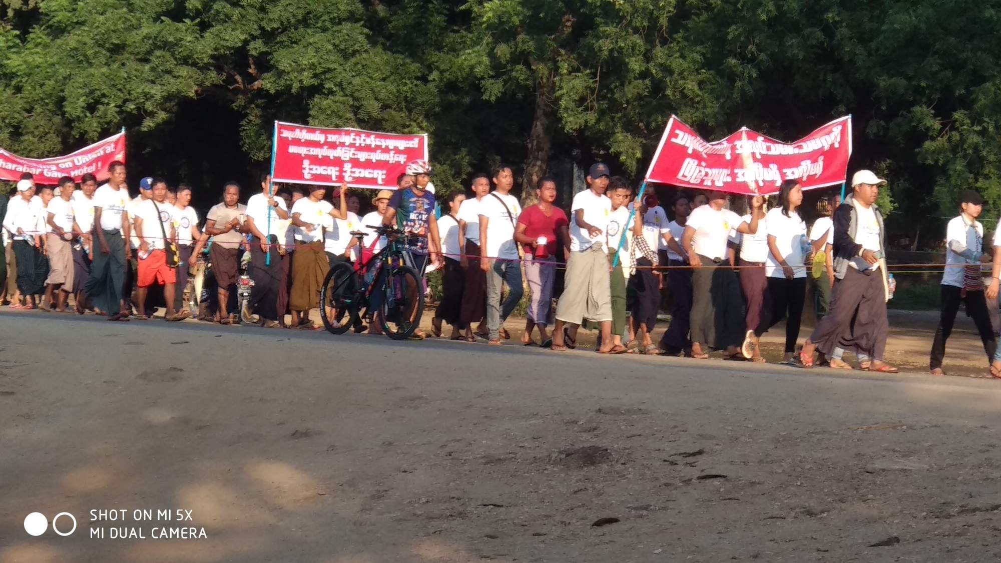 ေညာင္ဦးၿမိဳ႕တြင္ ဟိုတယ္၀န္ထမ္းမ်ား ဆႏၵျပ