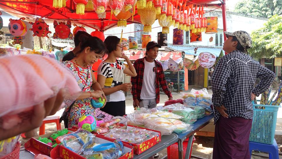 တ႐ုတ္က တင္သြင္းမႈေၾကာင့္ မုံရြာ မီးပုံးလုပ္သူမ်ား နစ္နာ၊ မီးပုံးေစ်းႏႈန္း ျမင့္တက္