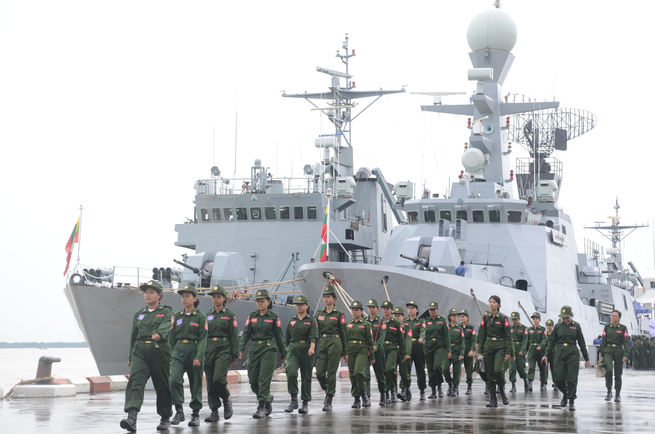 တကၠသုိလ္ေလ့က်င့္ေရးတပ္ဖဲြ႔၀င္မ်ား  တင့္ကား၊ စစ္သေဘၤာႏွင့္ တိုက္ေလယာဥ္မ်ားကိုေလ့လာ (ဓာတ္ပံု)