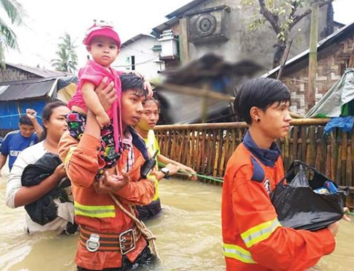 မိုးအဆက္မျပတ္ရြာသြန္းၿပီး ရန္ကုန္ရပ္ကြက္တခ်ိဳ႕ေရလွ်ံ