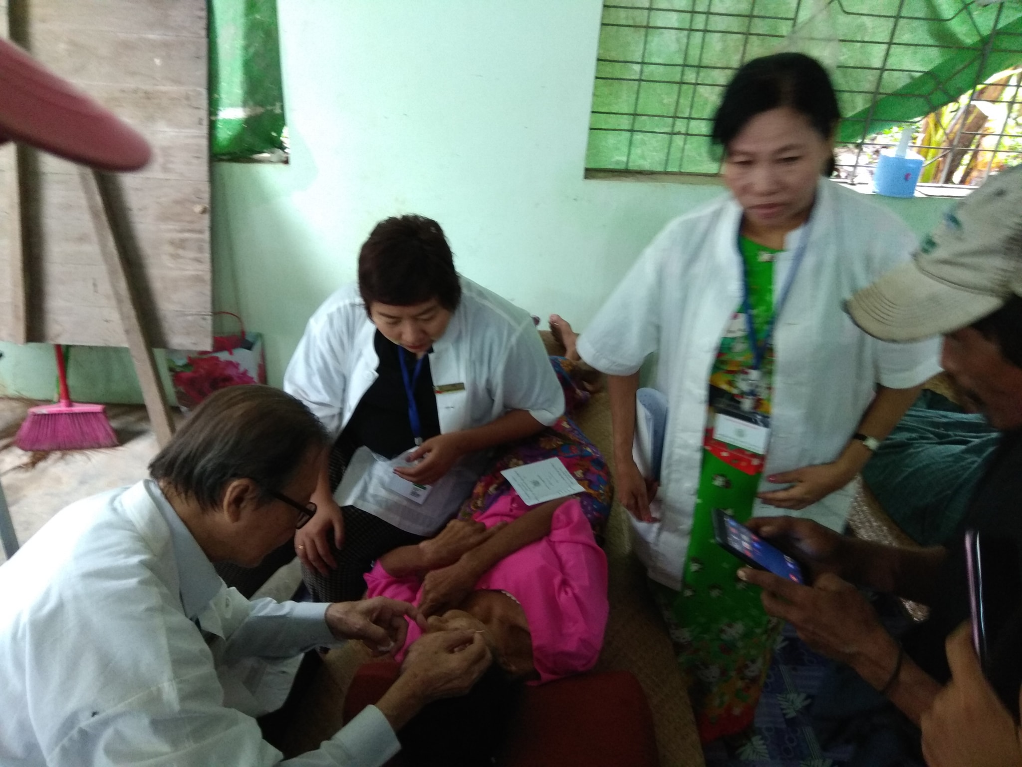 ေလျဖတ္​​၊ အာ႐ုံ​ေၾကာ​ေရာဂါသည္မ်ားကို ေရႊမႈန္​နာ​ေရးကူညီမႈအသင္​းက အပ္စုိက္ကုသေပးေန