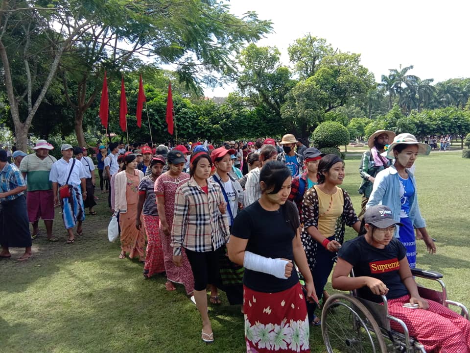 ရန္ကုန္တိုင္း၀န္ႀကီးခ်ဳပ္ႏွင့္ ေတြ႔ဆံုခြင့္ရရန္ ဖုယြင္စက္႐ံု အလုပ္​သမား​မ်ား ခ်ီတက္ဆႏၵျပ