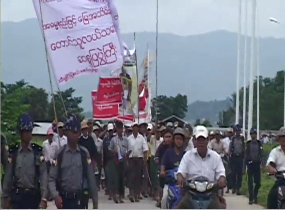 လယ္ယာေျမနစ္နာေၾကးရေရး ထီးခ်ဳိင့္လယ္သမားမ်ား ေတာင္းဆိုဆနၵျပ