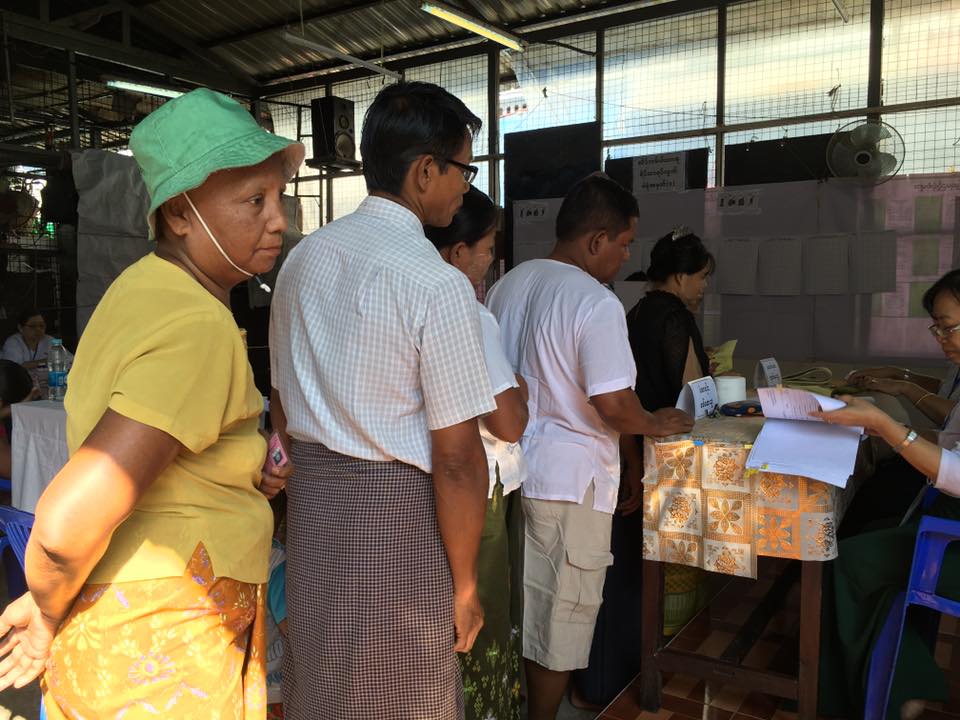 ဆိပ္ကမ္းၿမိဳ႕နယ္ မဲ႐ံု ၂ တြင္ မဲလာေပးသူတဦးကုိ ေမးျမန္းခ်က္