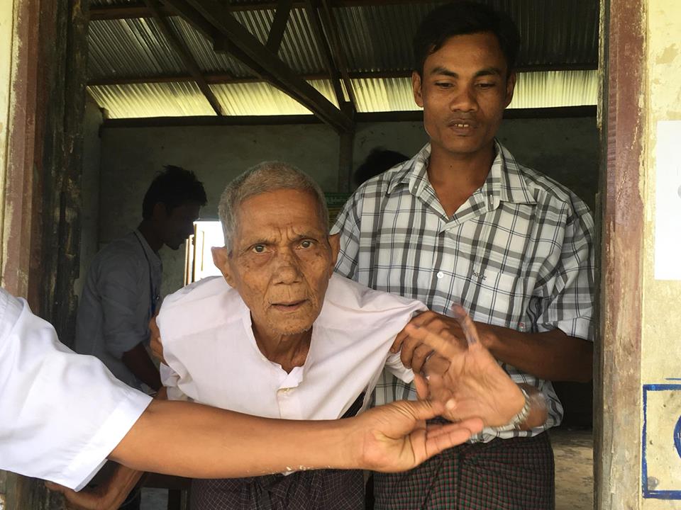 မဲလာေပးၾကသည့္ ရေသ့ေတာင္ၿမိဳ႕နယ္မွ အဘုိးအဘြားမ်ား