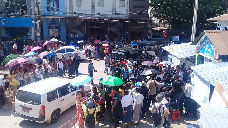 သမၼတ မဲလာမည့္ တာေမြမဲ႐ုံေရွ႕ ျမင္ကြင္း (ဓာတ္ပုံ)