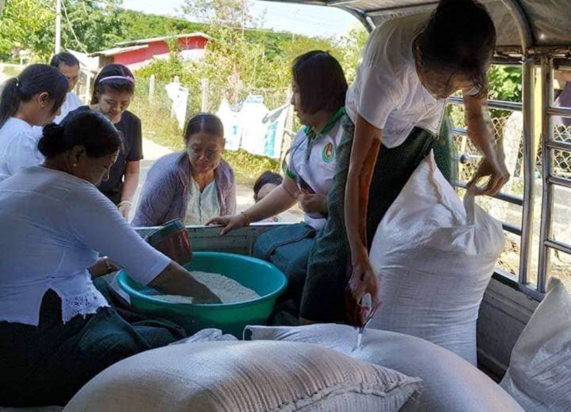 ႀက့ံခုိင္ေရးပါတီက ဆန္ ၁ ျပည္ကို ေပါက္ေစ်းထက္ က်ပ္ ၃၀၀ ေစ်းေလွ်ာ့ေရာင္းေပးေန
