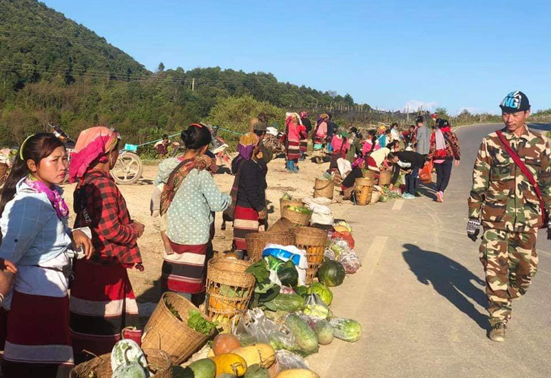 ‘ဝ’ အထူးေဒသ ပန္ခမ္းက ေတာင္ေပၚေစ်းကေလး (ဓာတ္ပံု)
