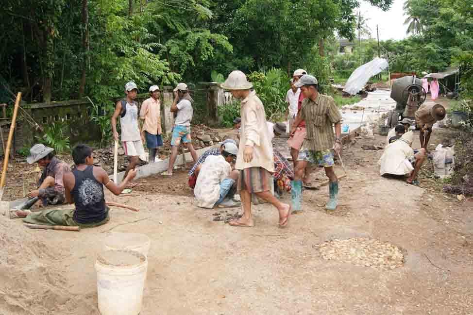 ပုသိမ္ျမို့တြင္ ေရက်ျပီးေနာက္ ပ်က္စီးေနသည့္လမ္းမ်ားကုိ ျပန္လည္ျပုျပင္ (ဓာတ္ပုံ)