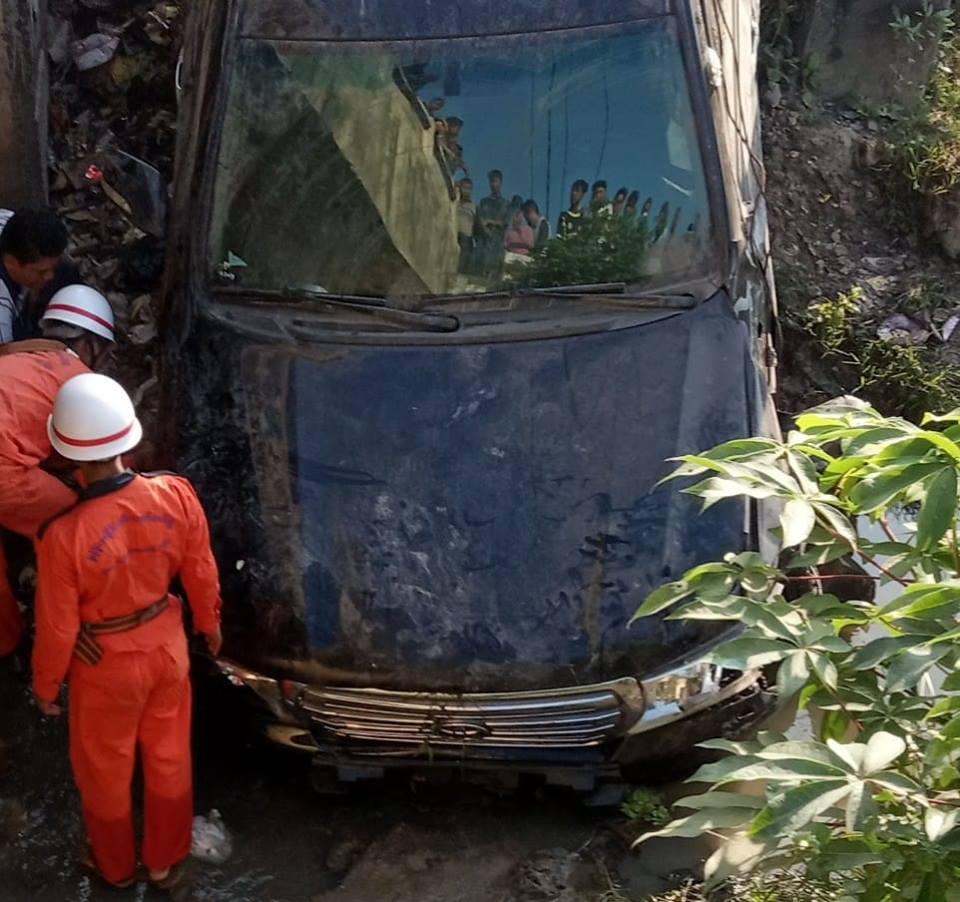 ရခိုင္ျပည္နယ္ဝန္ႀကီးခ်ဳပ္ ဦးညီပု စီးနင္းလိုက္ပါလာသည့္ကား ေခ်ာင္းထဲထိုးက်