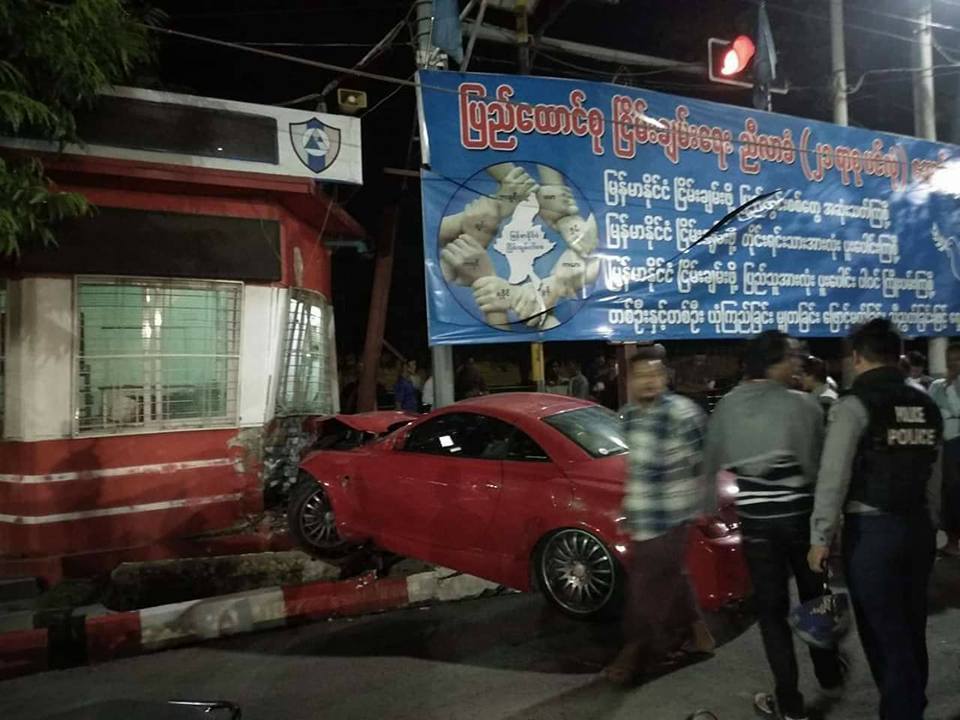 မႏၱေလးတြင္ ၿပိဳင္ကား ၁ စီး ယာဥ္ထိန္းရဲကင္းကို ၀င္တိုက္၊ လူ ၂ ဦး ေသဆံုး