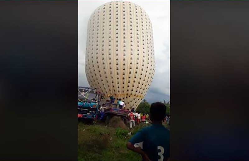 ကရင္ လုံခ်ည္၊ အက်ႌ၊ ေစာင္ တသီတတန္းႀကီးျဖင့္ တမူထူးသည့္ မီးပုံးပ်ံ (႐ုပ္သံ)