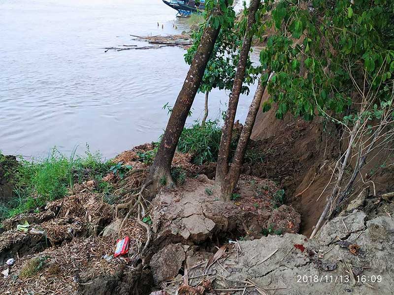 အေဖ်ာက္တြင္ ျမစ္ကမ္းပါးၿပိဳ၍ ေနအိမ္ ၂ လံုး ေရထဲေမ်ာပါၿပီး ၁၀လံုးအေရးေပၚေျပာင္းေရႊ႕