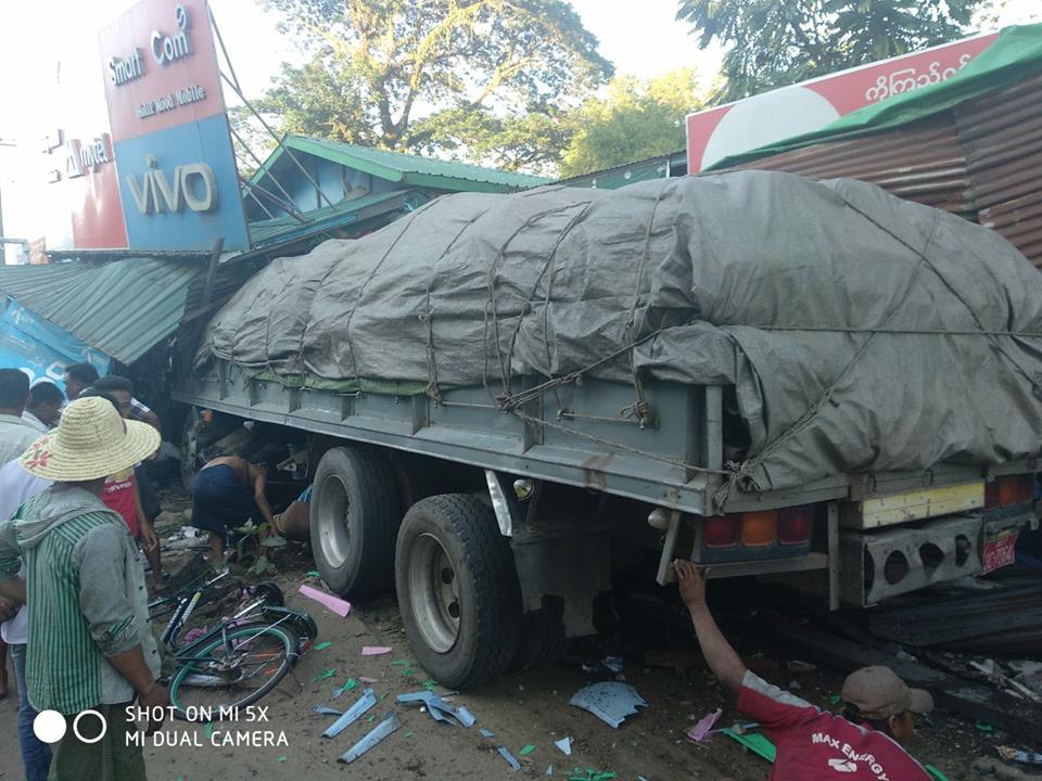 ေညာင္ပင္သာယာဥ္တိုက္မႈ အမ်ိဳးသား ၁ ဦး ေသဆံုး၊ လမ္းေဘးဆိုင္အခ်ိဳ႕ ပ်က္စီး