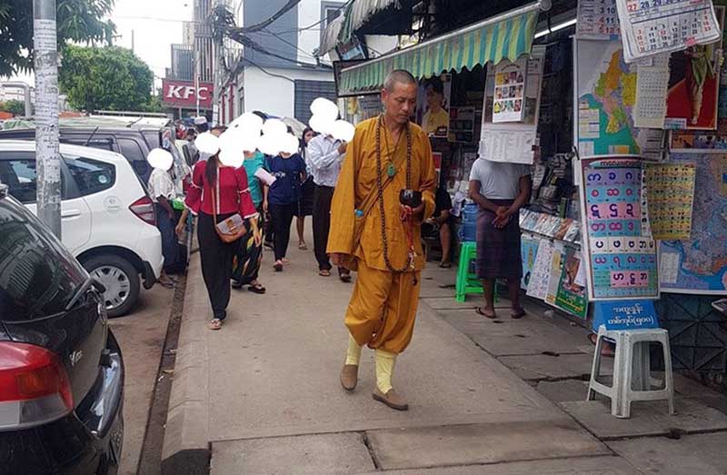 တရားမ၀င္ အလႉခံေနသည့္ တ႐ုတ္ဘုန္းႀကီး ၂ ပါးကုိ အျမန္ဆုံးျပန္ရန္ ၀န္ခံကတိထုိးခိုင္း