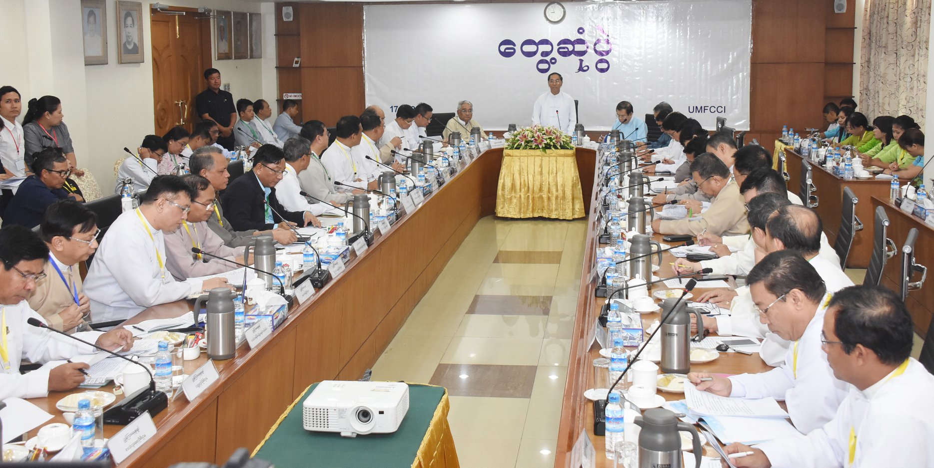 တရားမ၀င္ကုန္ပစၥည္းတင္သြင္းမႈေၾကာင့္ အေသးစားအလတ္စားလုပ္ငန္းရပ္တည္ေရး ခက္ခဲဟု ဒုသမၼတေျပာ
