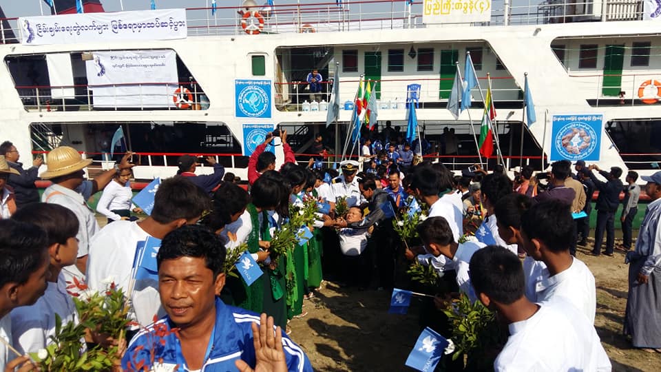 ၿငိမ္​းခ်မ္​း​ေရးတြဲလက္​မ်ား သ​ေဘၤာ ျမင္းၿခံၿမိဳ႕ ဆီမီးခုံဆိပ္​ကမ္​းသို႔ ဆုိက္​​ေရာက္​