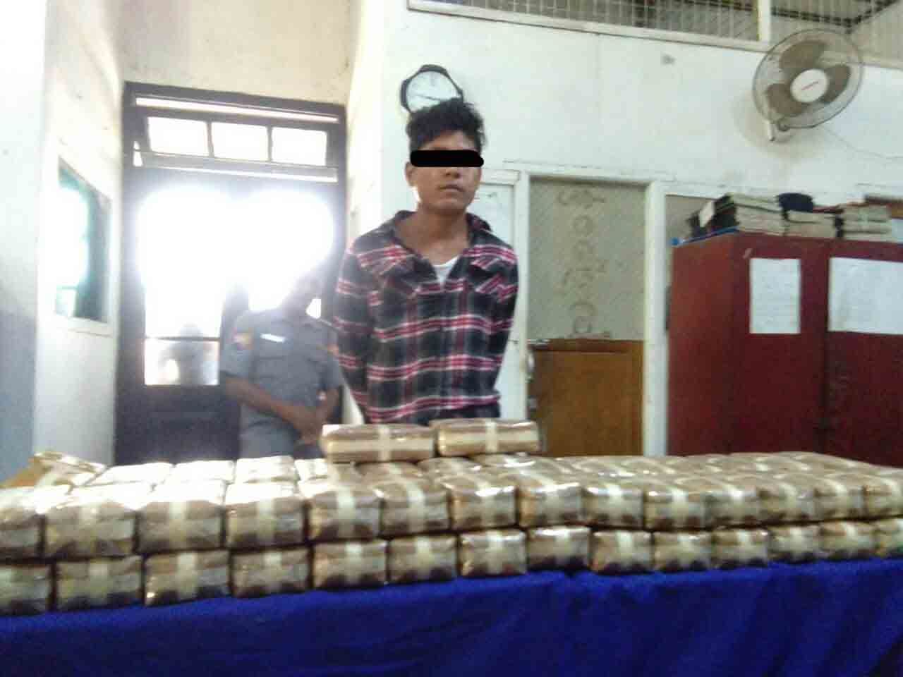စစ္​​ေတြ-အငူ​ေမာ္​ ကမ္​းကူးဇက္​​ေပၚတြင္  က်ပ္သိန္​း​​ ၁၈၆၀၀ တန္​ဖိုးရွိ စိတ္ႂကြေဆးမ်ားဖမ္းမိ