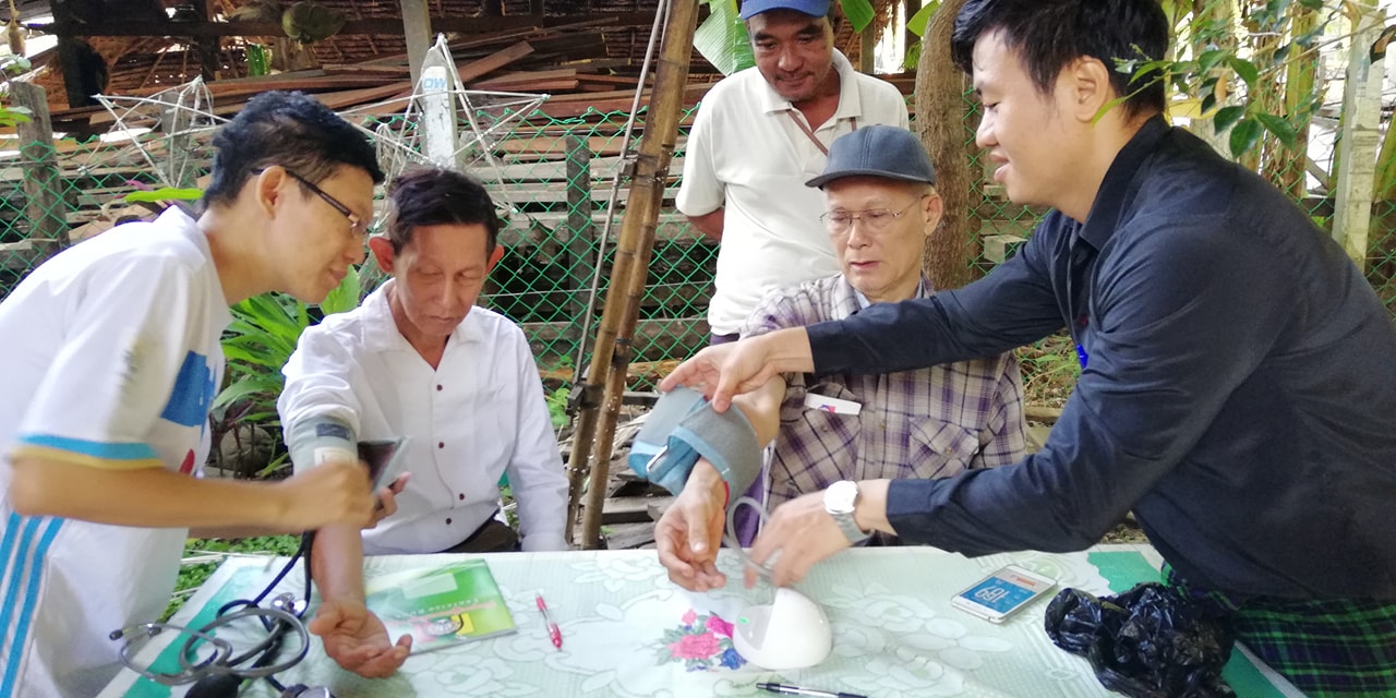 ေက်ာက္ႀကီးၿမဳိ႕နယ္တြင္ ႏိုင္ငံေရးအက်ဥ္းသားေဟာင္းမ်ားက ေဒသခံမ်ားကို အခမဲ့ေဆးကုသေပး