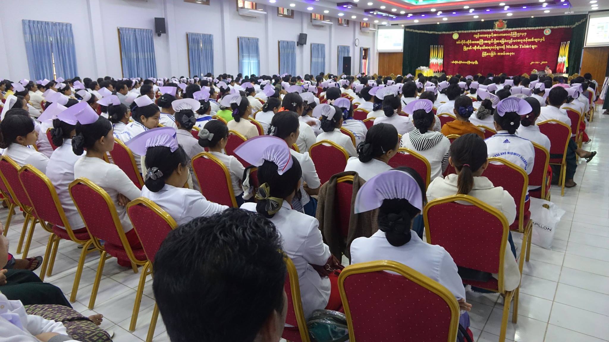 စစ္ကိုင္းတိုင္းအတြင္းက က်န္းမာေရးဝန္ထမ္းမ်ားအတြက္ တက္ဘလက္ ၃၅၀၀ ေက်ာ္ေပးအပ္