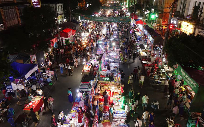 လမ္းမေတာ္ တန္ေဆာင္တိုင္ပြဲေစ်း မိုးဖ်က္မည္ကို ေစ်းသည္မ်ားစိုးရိမ္ (ဓာတ္ပုံ)