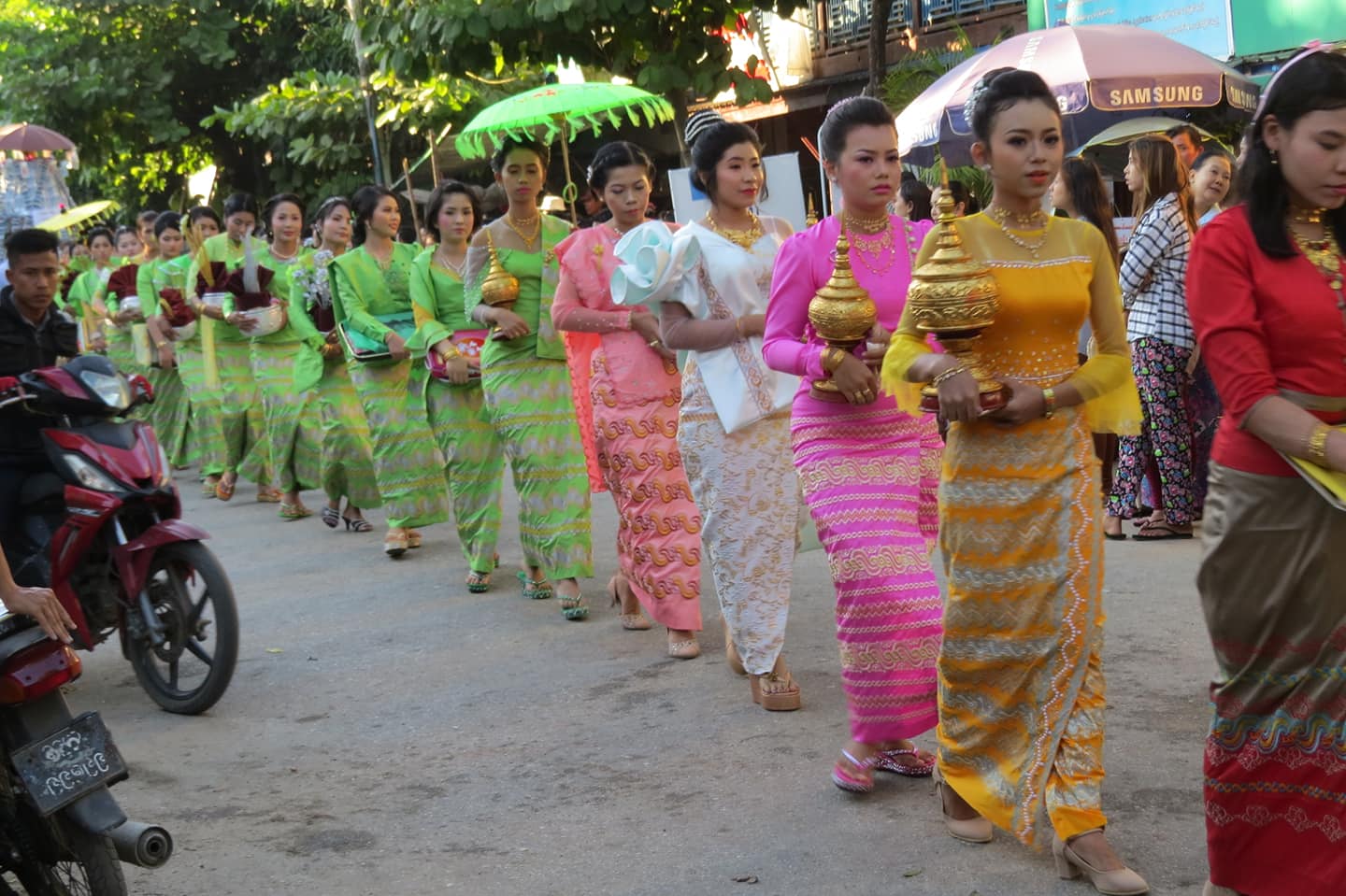 ေက်ာက္ျဖဴၿမိဳ႕၏ အထင္ကရ နဂါးေက်ာင္း ဘုံကထိန္ပြဲေတာ္ (ဓာတ္ပံု)