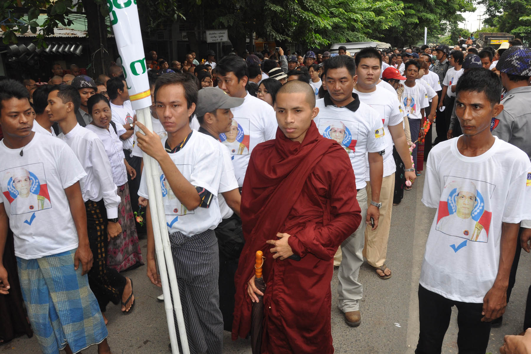 ရခုိင္အေရးနွင့္ပတ္သက္ျပီး သမၼတၾကီး၏ ရပ္တည္ခ်က္ ေထာက္ခံဆနၵျပ