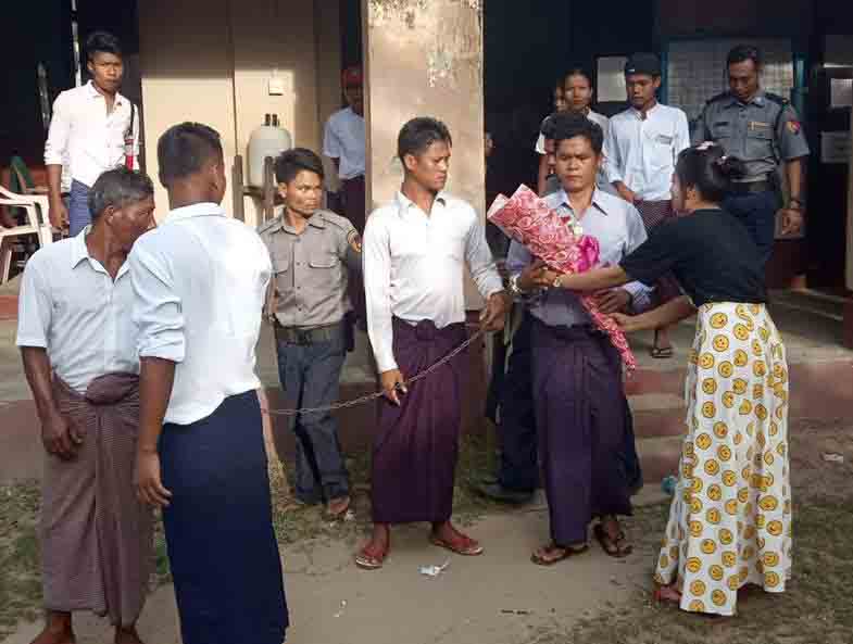 ရကၡဳိင့္တပ္မေတာ္စစ္ဦးစီးခ်ဳပ္ရုပ္ပံု မီးပုံးပ်ံလႊင့္တင္ခဲ့သူကို ေထာင္ဒဏ္ ၂ ႏွစ္ခ်မွတ္