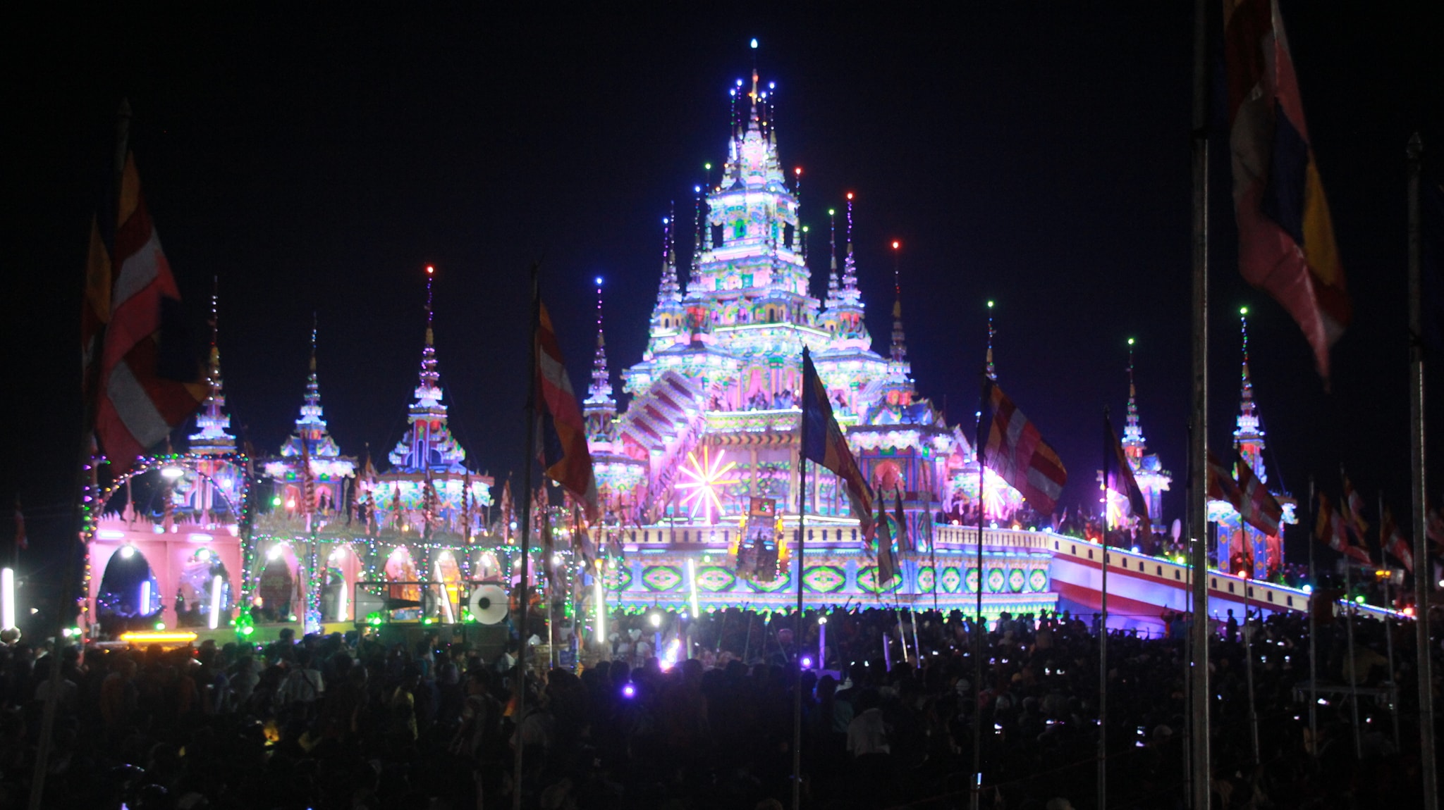 ၿမိဳင္ႀကီးငူဆရာေတာ္စ်ာပန မီးရႈးမီးပန္းအလွ ထိုင္းဘတ္ေငြ ၇ သိန္းေက်ာ္ အကုန္အက်ခံက်င္းပ