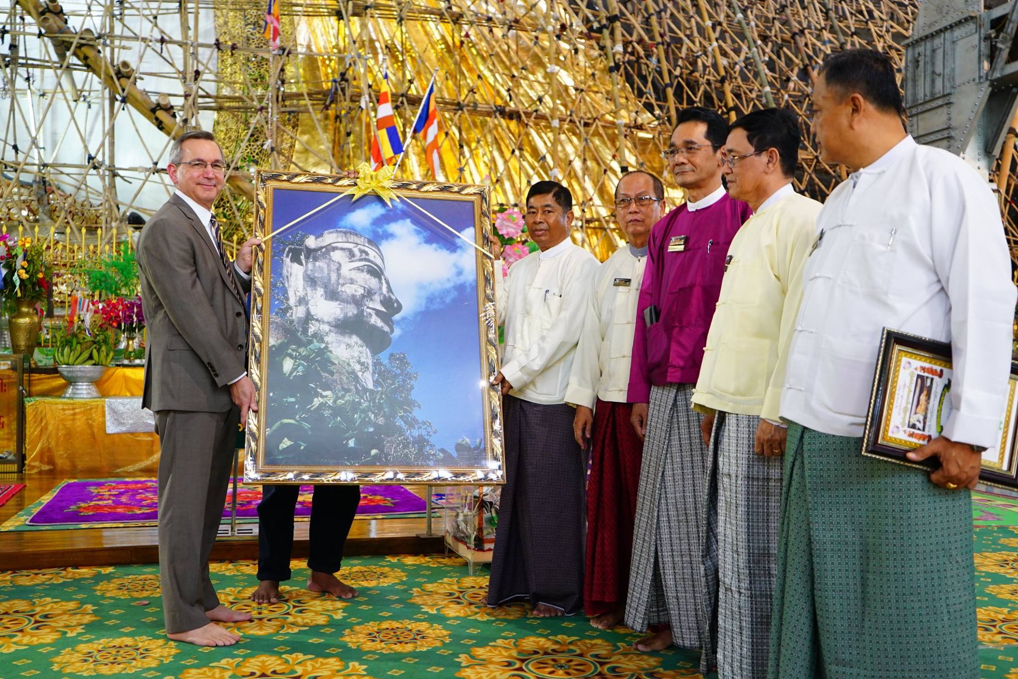 ႏွစ္ေပါင္း ၆၀ ခန္႔က အေမရိကန္သူ ႐ုိက္ကူးခဲ့သည့္ ေျခာက္ထပ္ႀကီးဘုရားပုံေတာ္ ေပးအပ္လႉဒါန္း