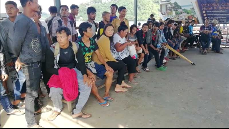 ျပစ္ဒဏ္က်ခံၿပီး ျပန္လြတ္လာသည့္ ျမန္မာအလုပ္သမားမ်ား ေကာ့ေသာင္းေရာက္ရွိ
