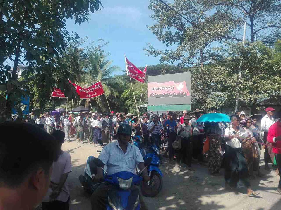 လႊတ္ေတာ္ကုိယ္စားလွယ္ကုိ ေက်ာက္ျဖဴ ကြမ္းေခ်ာင္းေဒသခံမ်ား ဆႏၵျပ