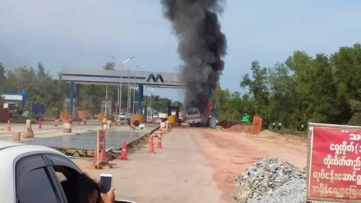 တာခြတိုးဂိတ္သစ္ကို YBS 90 ကား၀င္တိုက္၍ မီးေလာင္၊ ခရီးသည္ ၁၇ ဦး ဒဏ္ရာရ