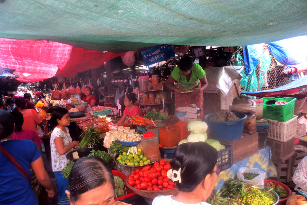 ေရာင္းသူ၀ယ္သူမ်ားျဖင့္စည္ကားေနသည့္ ေမာ္လၿမဳိင္ေစ်း နံနက္ခင္း (ဓာတ္ပံု)