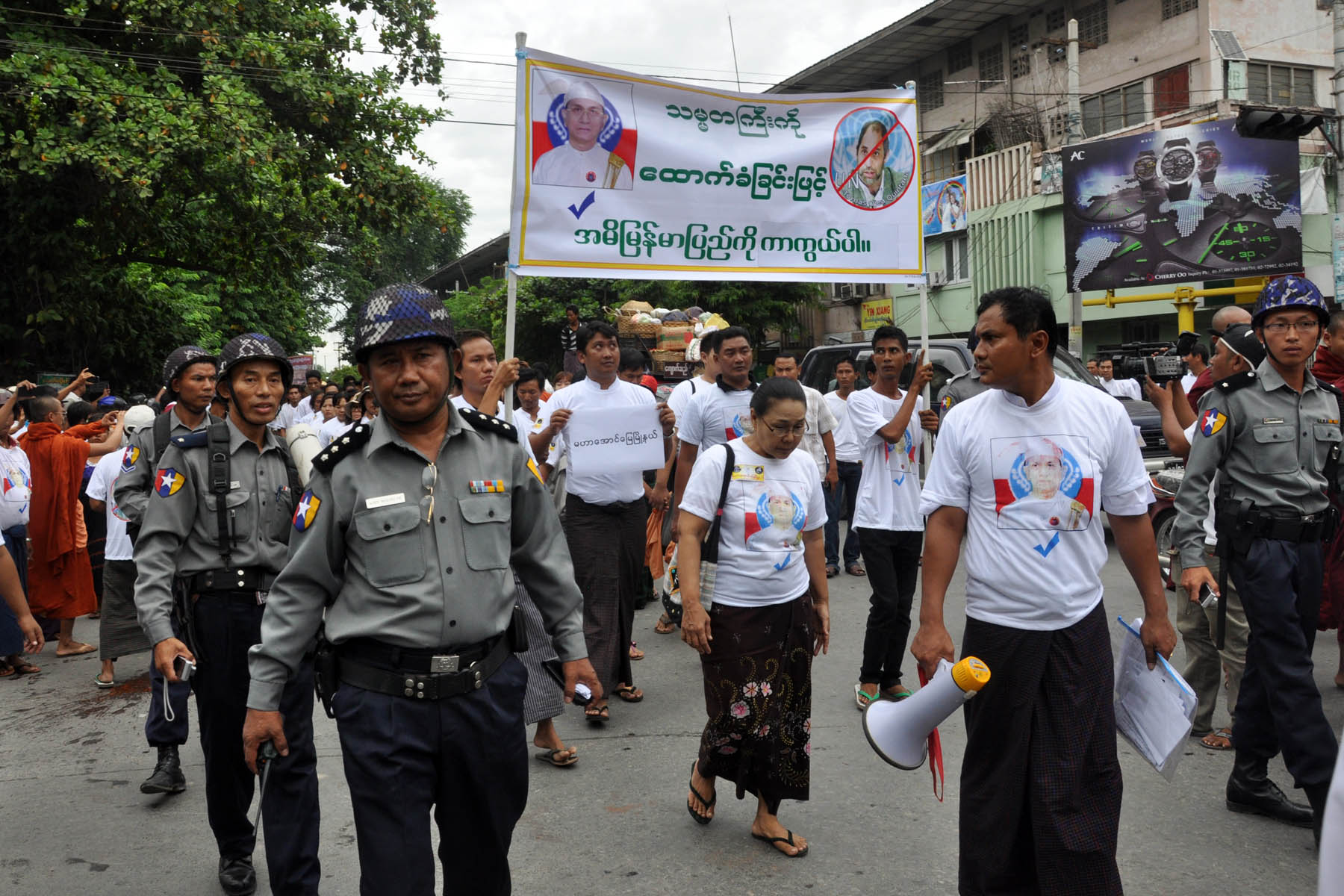 ရခုိင္အေရး သမၼတရပ္တည္ခ်က္ ေထာက္ခံေၾကာင္း ဆက္လက္ဆနၵျပ