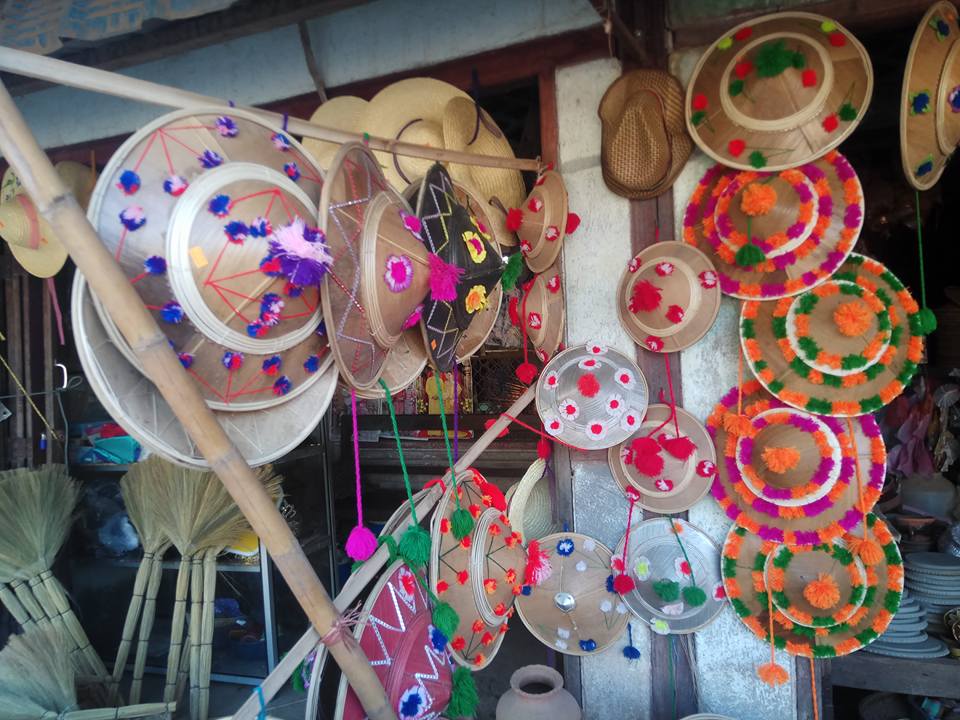 ခရီးသြားဧည့္သည္မ်ားျပားလာသျဖင့္ ေက်ာက္ႀကီးခေမာက္မ်ား အေရာင္းသြက္