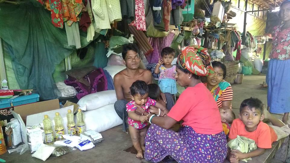 ဟိႏၵဴဒုကၡသည္မ်ားကို နိုင္​ငံတကာၾကက္​​ေျခနီအဖြဲ႔ ရိကၡာေထာက္ပံ့