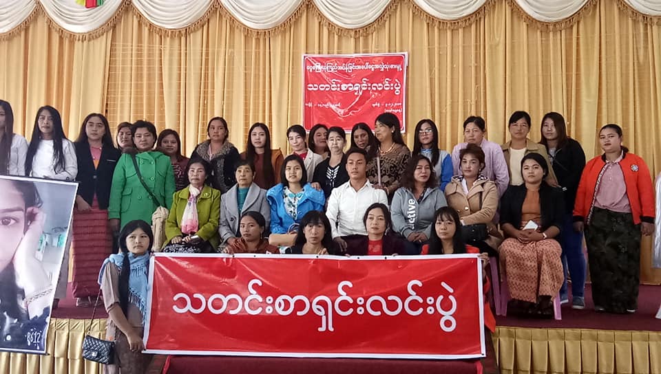 အြန္​လိုင္​းမ​ဲစု​ေၾကး ေငြ​သိန္း​​ေထာင္ခ်ီ​လိမ္​လည္​ခံရသူ​မ်ား သတင္​းစာရွင္​းလင္း