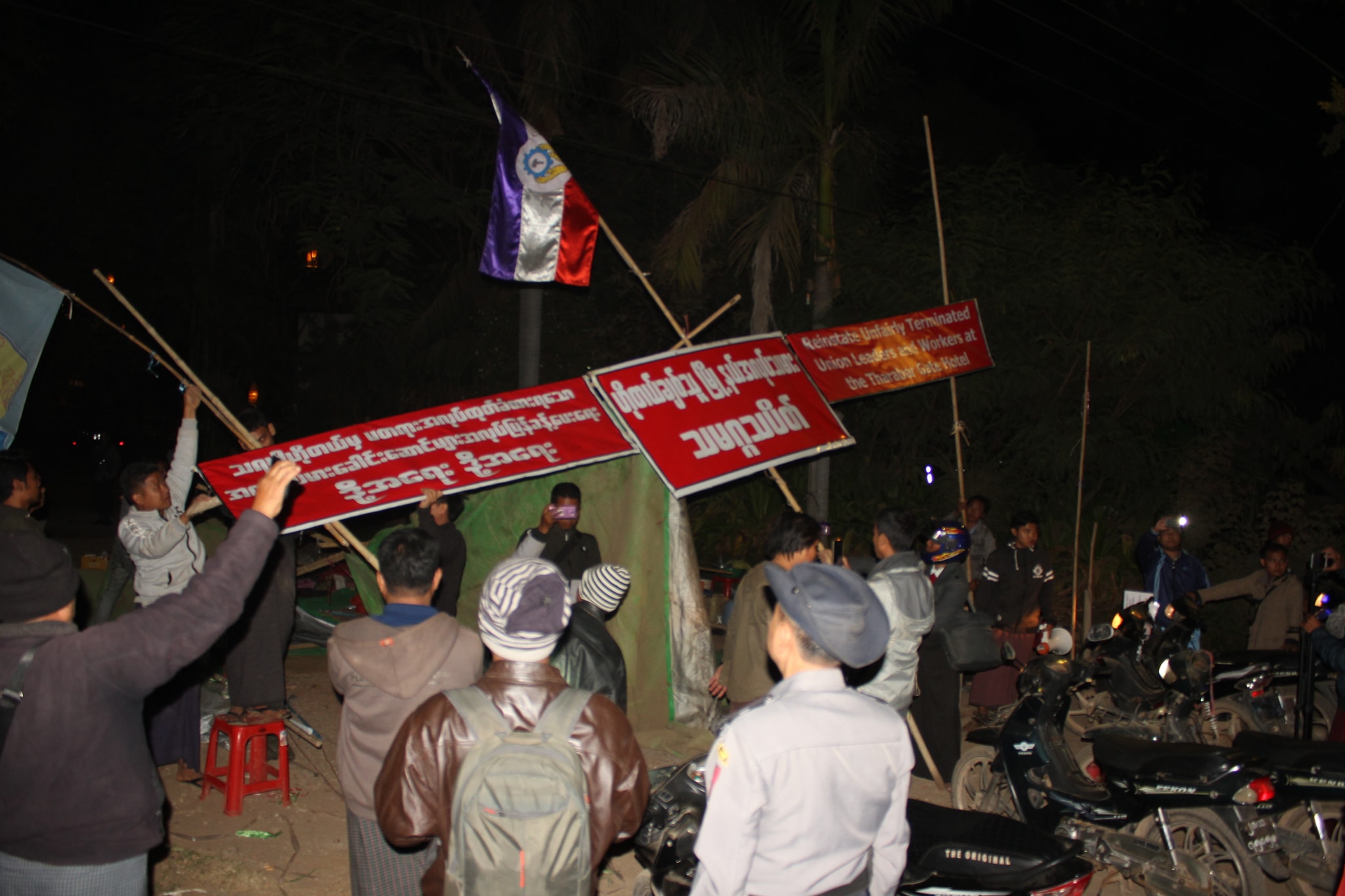 ပုဂံအလုပ္​သမားသပိတ္​စခန္​း ညအခ်ိန္​အင္​အားသံုး ၿဖိဳခြင္​းခံရ