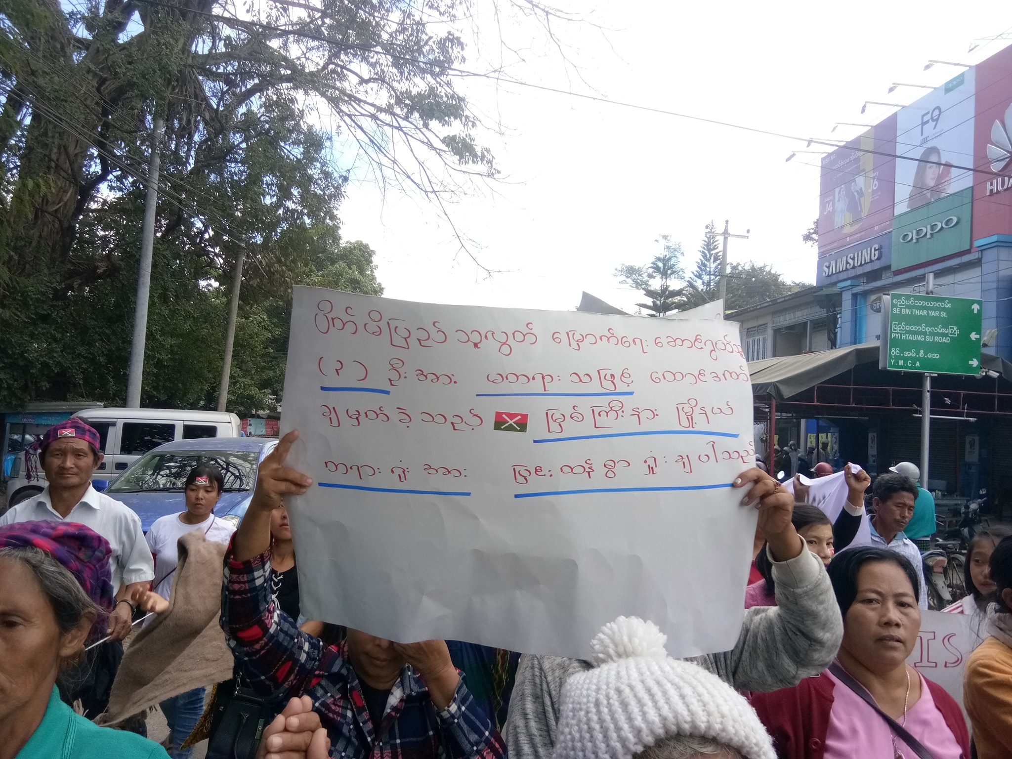 ကခ်င္လူထုလြတ္ေျမာက္ေရးလႈပ္ရွားသူ ၃ ဦးကို ျပန္လႊတ္ေပးရန္ ျမစ္ႀကီးနားတြင္ ဆႏၵျပ