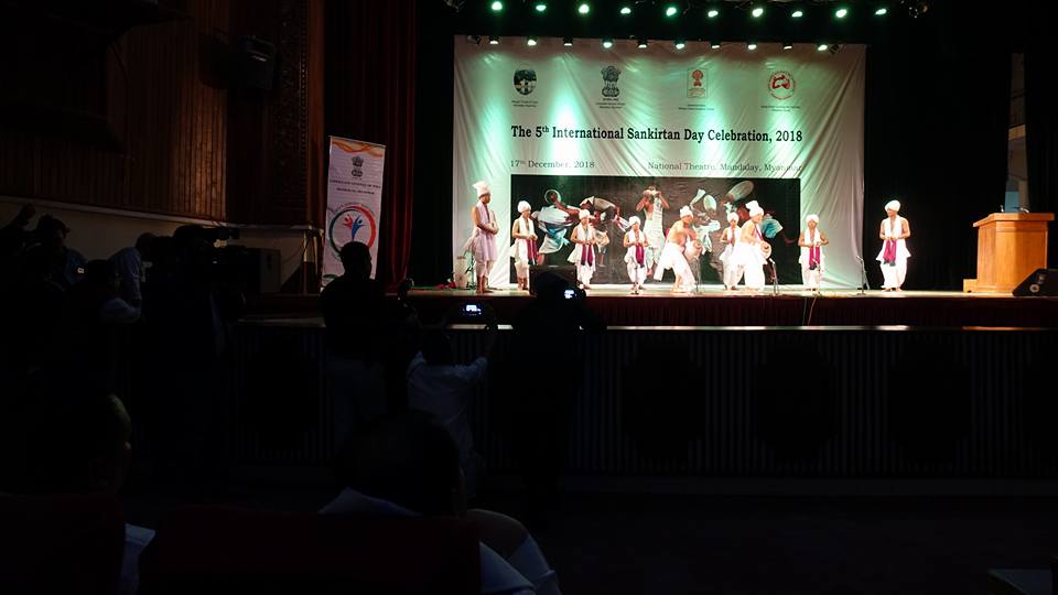 မႏၲေလးအမ်ိဳးသားဇာတ္႐ုံတြင္ မဏိပူရ္ယဥ္ေက်းမႈအကအဖြဲ႔ ေဖ်ာ္ေျဖ (ဓာတ္ပံု)