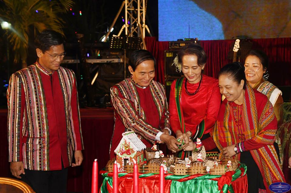 သမၼတႏွင့္အတိုင္ပင္ခံပုဂၢိဳလ္တို႔ ခရစၥမတ္ပြဲေတာ္ႏွင့္ေက်းဇူးေတာ္ခ်ီးမြမ္းျခင္း အခမ္းအနား တက္ေရာက္ (ဓာတ္ပုံ)