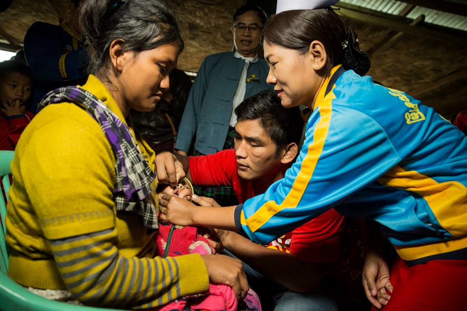 ကေလးမ်ားကို ကာကြယ္ေဆးတိုက္ေကြ်းသည့္ ေအာင္လအန္ဆန္း (ဓာတ္ပံု)