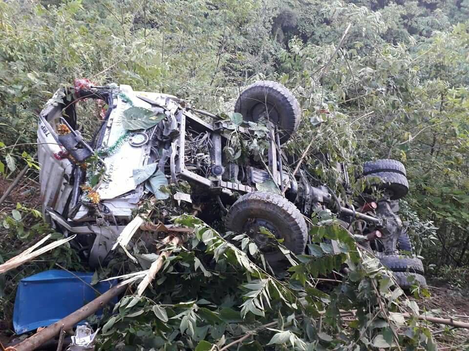 ဟားခါးၿမိဳ႕နယ္၌  ခရီးသည္တင္ကားေခ်ာက္ထဲထိုးက်၍  ၅ ဦးေသဆံုး၊ ၁၇ ဦးဒဏ္ရာရ