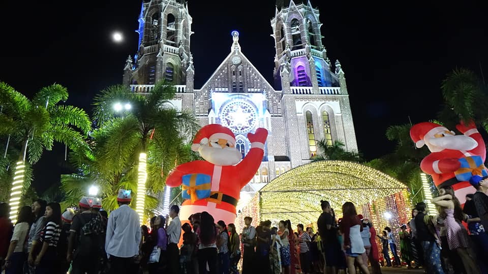 မီးေရာင္စံုေတြနဲ႔ လွပေနတဲ့ ရန္ကုန္ၿမဳိ႕ျပ ခရစၥမတ္ည (ဓာတ္ပံု)  